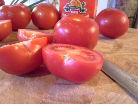 Skær stilken væk på tomaten